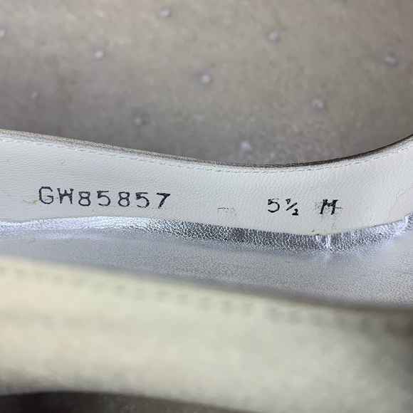 Stuart Weitzman pump in Misty Satin, size 5.5M. NIB. - Picture 4 of 8